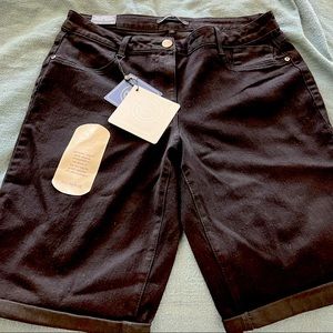 A3 Women’s Black Colored Denim Jeans / Bermuda Shorts / Size 16 / Brand NWT